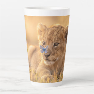 Caneca De Café Latte Filhote de Leão Fofo com Borboleta Azul no Nariz