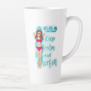 Caneca De Café Latte Fique calma e surf com a garota morena