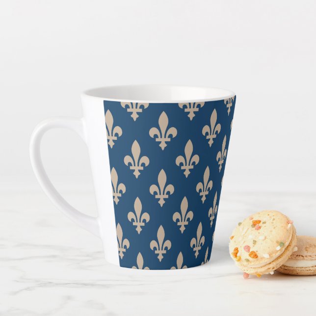 Caneca De Café Latte Fleur de Lis Pattern, Royal French, Cream on Blue (In Situ)