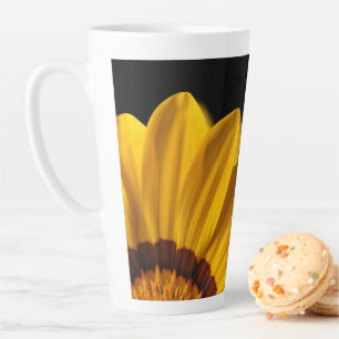 Caneca De Café Latte Flor amarela sobre fundo preto