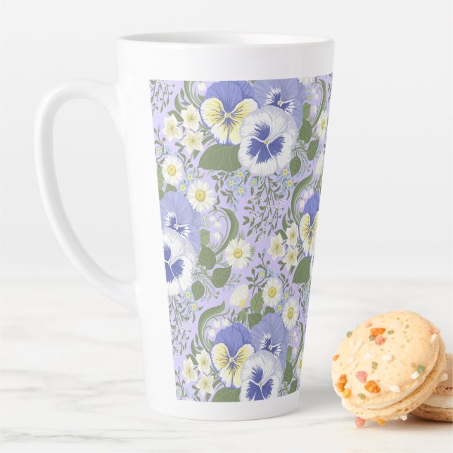Caneca De Café Latte Flores do Jardim da Primavera sobre lavanda (In Situ)