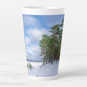 Caneca De Café Latte Floresta de pinheiros perto da costa marítima da L