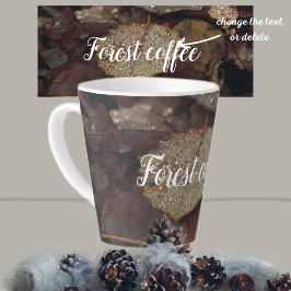 Caneca De Café Latte Folhas caídas castanhas após chuva