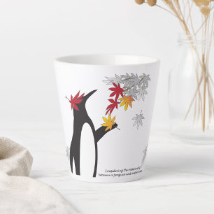 Caneca De Café Latte Folhas de bordo de outono e pinguim engraçado