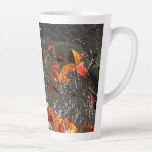 Caneca De Café Latte Folhas de Outono na Cachoeira I Fotografia de Outo