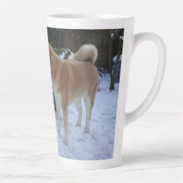 Caneca De Café Latte foto de um cachorro fofo akita beijando snowman ak