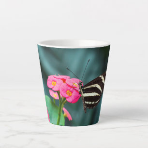 Caneca De Café Latte Fotografia de Borboleta em Flor Rosa