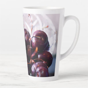 Caneca De Café Latte Fotografia de Cerejas Vermelhas Frescas