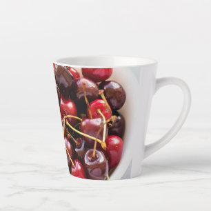 Caneca De Café Latte Fotografia de Cerejas Vermelhas Frescas numa Tigel