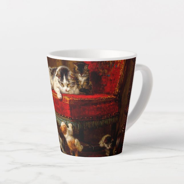 Caneca De Café Latte Gato e Gatinhos Brincando com Cadeira (Ângulo direito)