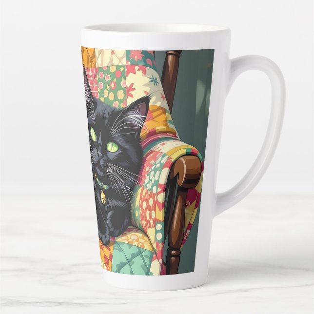 Caneca De Café Latte Gato Preto Bonito na Cadeira Rochosa (Direita)