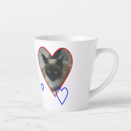 Caneca De Café Latte Gato Siamês em crosta. Lã branca
