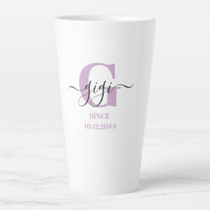 Caneca De Café Latte Gigi Elegante Script Monograma Lilac Branco