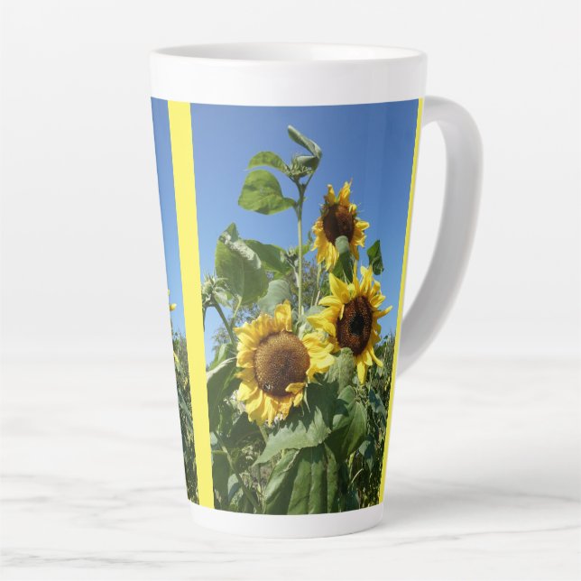 Caneca De Café Latte Girassóis com Céu Azul Lata (Ângulo direito)