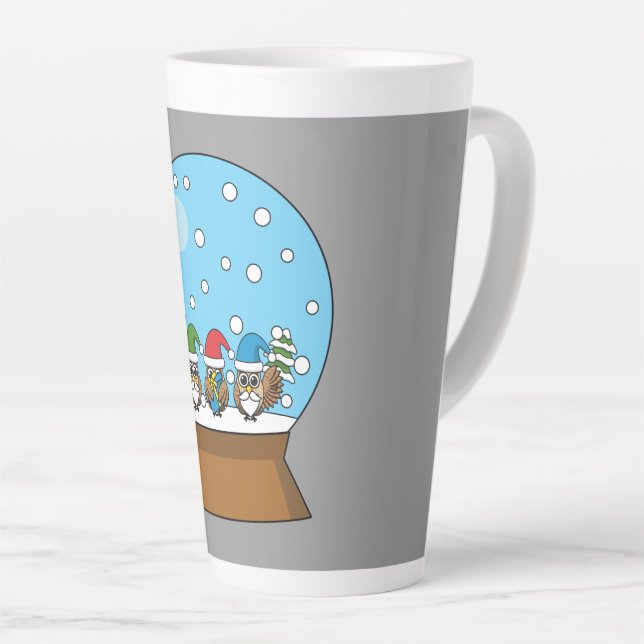 Caneca De Café Latte Globo de Neve com Três Corujas Gnomo (Ângulo direito)