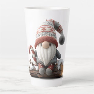 Caneca De Café Latte Gnomo de Natal bonito com uma Canela Doce em um Lo