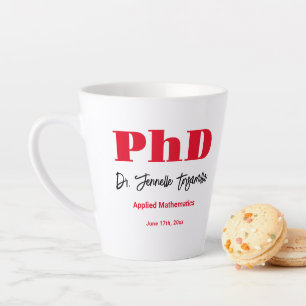 Caneca De Café Latte Graduação de PhD com nome vermelho em negrito