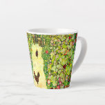 Caneca De Café Latte Gustav Klimt Garden com Galinhas<br><div class="desc">Latte Mug,  que inclui o Jardim de Pintagem de Óleo de Gustav Klimt com Roosters (1917). Duas galinhas marrons ficam no caminho do jardim. Lindas flores rosa,  vermelhas e brancas florescem ao longo do caminho. Um presente de excelente para fãs de Arte Nouveau e de Arte Austríaca.</div>