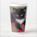 Caneca De Café Latte Gustav Klimt Tuxedo Cat<br><div class="desc">Latte Mug com um gato Gustav Klimt tuxedo! Este adorável gatinho preto e branco se senta num campo de flores vermelhas,  azuis,  brancas e laranja. Um presente incrível para amantes de gatos e entusiastas de arte austríacos!</div>