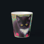 Caneca De Café Latte Gustav Klimt Tuxedo Cat<br><div class="desc">Latte Mug com um gato Gustav Klimt tuxedo! Este adorável gatinho preto e branco se senta num campo de flores vermelhas,  azuis,  brancas e laranja. Um presente incrível para amantes de gatos e entusiastas de arte austríacos!</div>