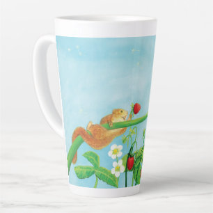 Caneca De Café Latte Hazel Dormouse, morangos selvagens e cascas de dan