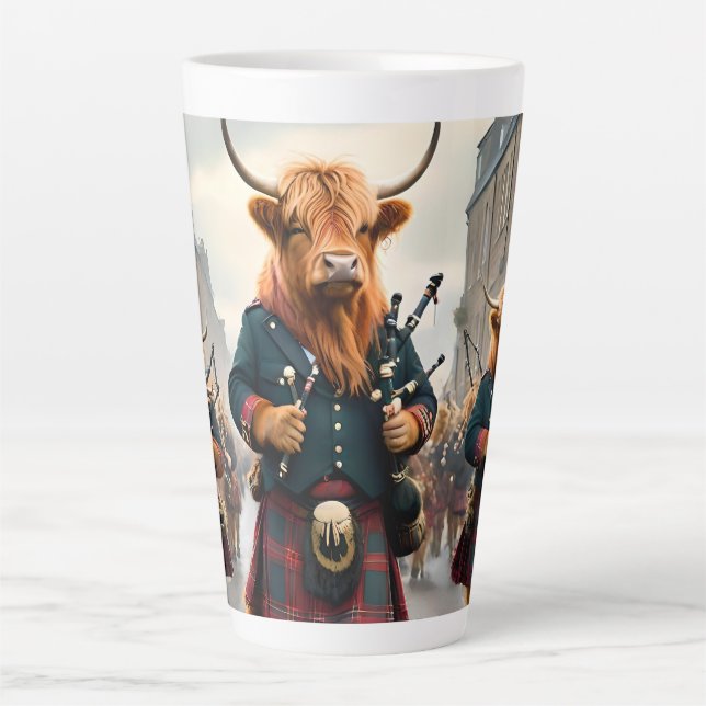 Caneca De Café Latte Highland Harmony: Bagpipe Highland Cow Banda (Frente)