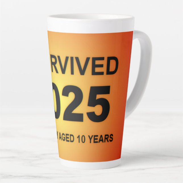 Caneca De Café Latte I Survived 2025  (Ângulo direito)