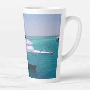 Caneca De Café Latte Iate branco-neve perto da Ilha Branca no Mar Verme