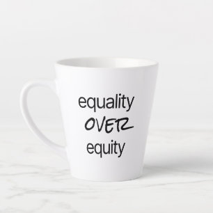 Caneca De Café Latte Igualdade Sobre Capital Próprio Latino