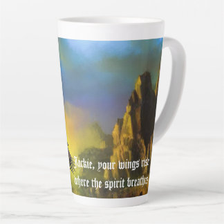 Caneca De Café Latte Jackie, suas asas sobem onde o espírito respira.