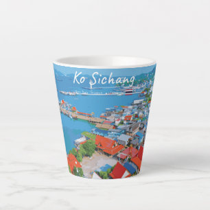 Caneca De Café Latte Ko Sichang, Tailândia - Vista Vibrante do Porto Pe