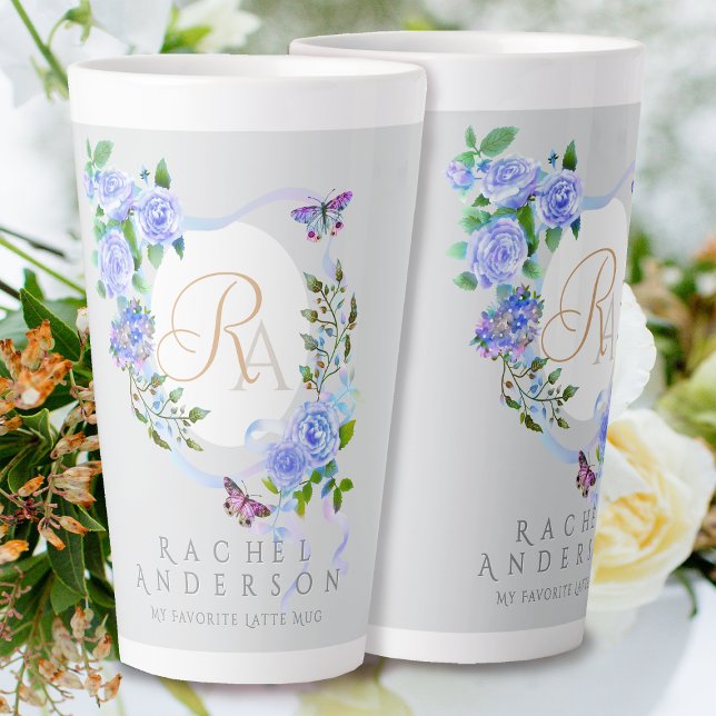 Caneca De Café Latte Lã Cinza de Monograma com Fita Rosa azul (Romantic Blue Rose Ribbon Monogram Grey Latte Mug.)