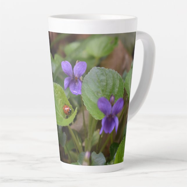Caneca De Café Latte Ladybug em Flores de Violeta Doce (Ângulo direito)