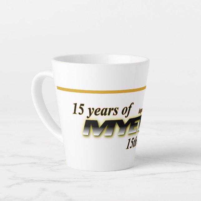 Caneca De Café Latte Lata de MYETV - 15 anos (Ângulo esquerdo)