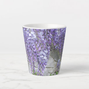 CANECA DE CAFÉ LATTE LAVANDA WISTERIA "DIRIGIR" CONTRA PAREDE DE PEDRA