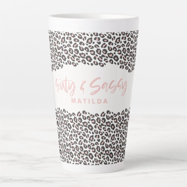 Caneca De Café Latte Leopard, rosa sessenta e sassy 60º aniversário c (Frente)