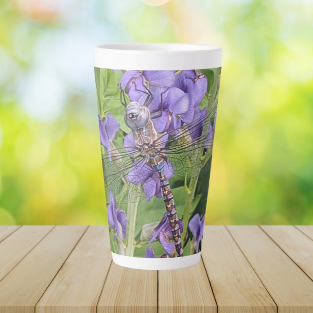 Caneca De Café Latte Libélula Darner de Olhos Azuis em Flores Roxas (In Situ Table)