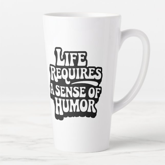 Caneca De Café Latte "Life Requires A Sense Of Humor" (Direita)