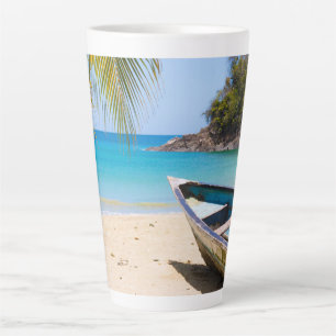 Caneca De Café Latte Linda praia tropical com um barco a remo