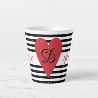 Caneca De Café Latte Listras brancas e pretas elegantes e coração verme