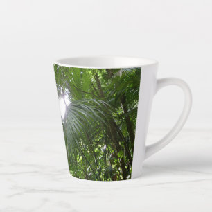 Caneca De Café Latte Luz do sol através da capa tropical da floresta tr
