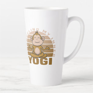 Caneca De Café Latte Macaco engraçado e fofo fazendo ioga. poses engraç