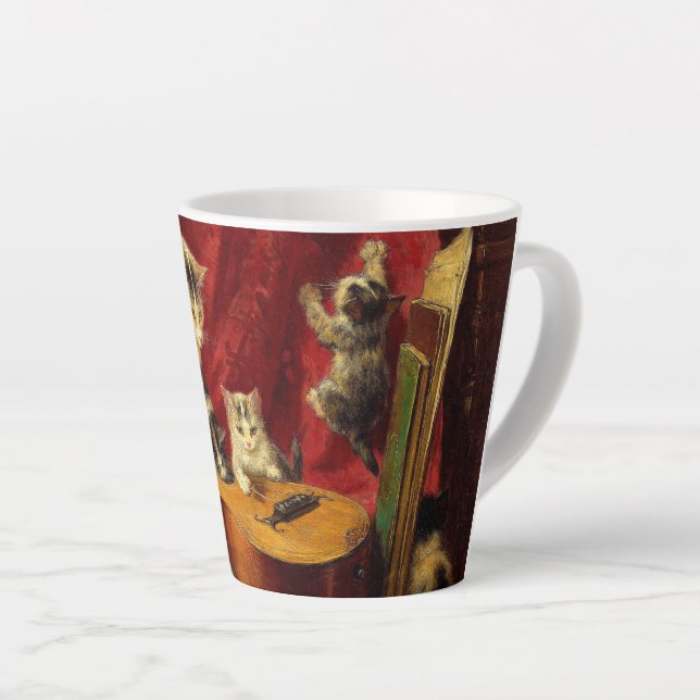 Caneca De Café Latte Mãe Gato e Gatinhos Brincando com Violão (Ângulo direito)