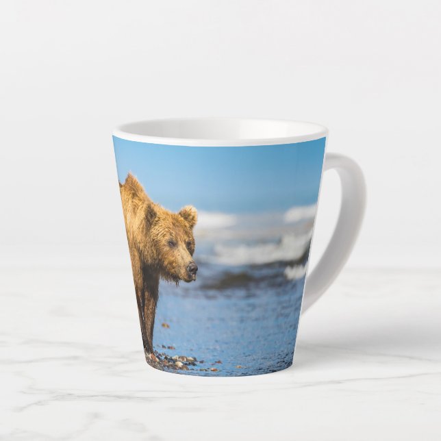 Caneca De Café Latte Mamãe urso observando seus dois filhos (Ângulo direito)