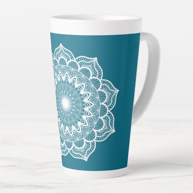 Caneca De Café Latte Mandala Branco em Fundo Azul (Ângulo direito)