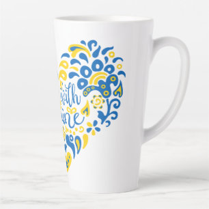 Caneca De Café Latte Mantenha-se com as inscrições da Ucrânia e o coraç