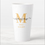 Caneca De Café Latte Manuscrito Elegante de Mamaw Monograma Amarelo Sun<br><div class="desc">Uma caneca tardia para uma nova palheta ou uma longa gravada! que você pode personalizar com a data em que eles se tornaram avó. Este design minimalista de tendências tem uma paleta ensolarada de ouro amarelo, preto e branco. Ele tem um monograma de Mamaw, com a letra inicial M e...</div>