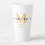 Caneca De Café Latte Manuscrito Elegante de Mamaw Monograma Amarelo Sun<br><div class="desc">Uma caneca tardia para uma nova palheta ou uma longa gravada! que você pode personalizar com a data em que eles se tornaram avó. Este design minimalista de tendências tem uma paleta ensolarada de ouro amarelo, preto e branco. Ele tem um monograma de Mamaw, com a letra inicial M e...</div>