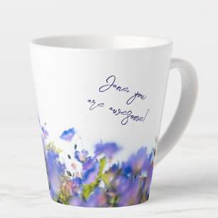 Caneca De Café Latte Margarida azul personalizada “Você é Incrível”
