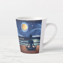 Meditação pacífica de ioga em lua, Sky Ocean Beach